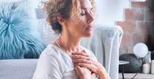 Mujer meditando en posición de loto